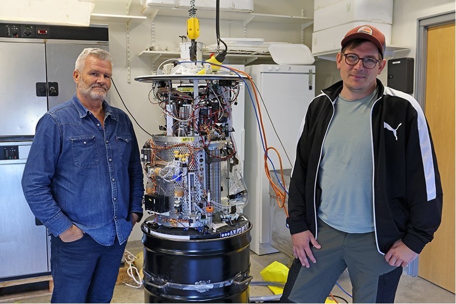 Þorleifur Ágústsson, on the left, and Erik Karlsson with the research equipment that has now been set up at Eyjafjörður River and analyzes and classifies genetic material from fish in the river. Photo by Skapti Hallgrímsson.